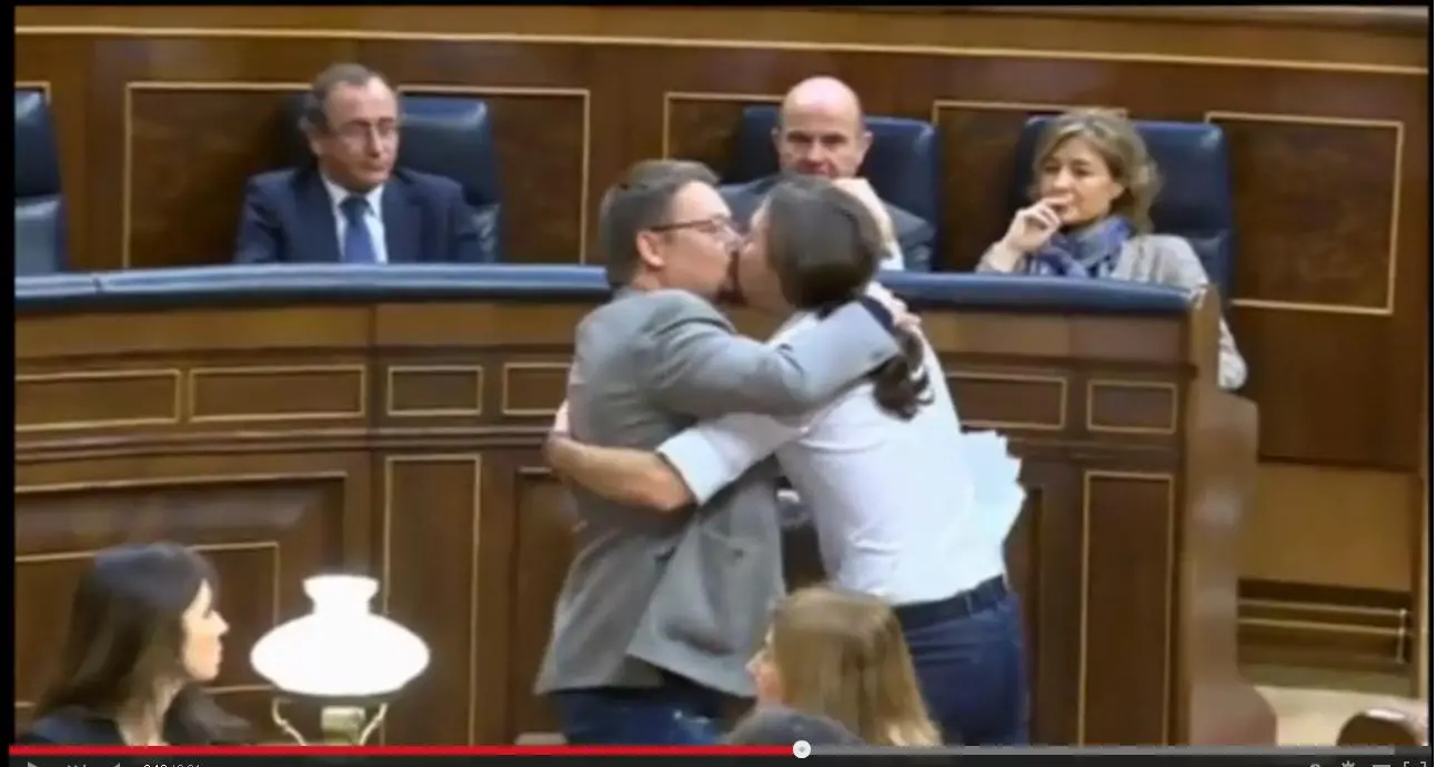 Iglesias bacia sulla bocca il collega La scena diventa virale nei social