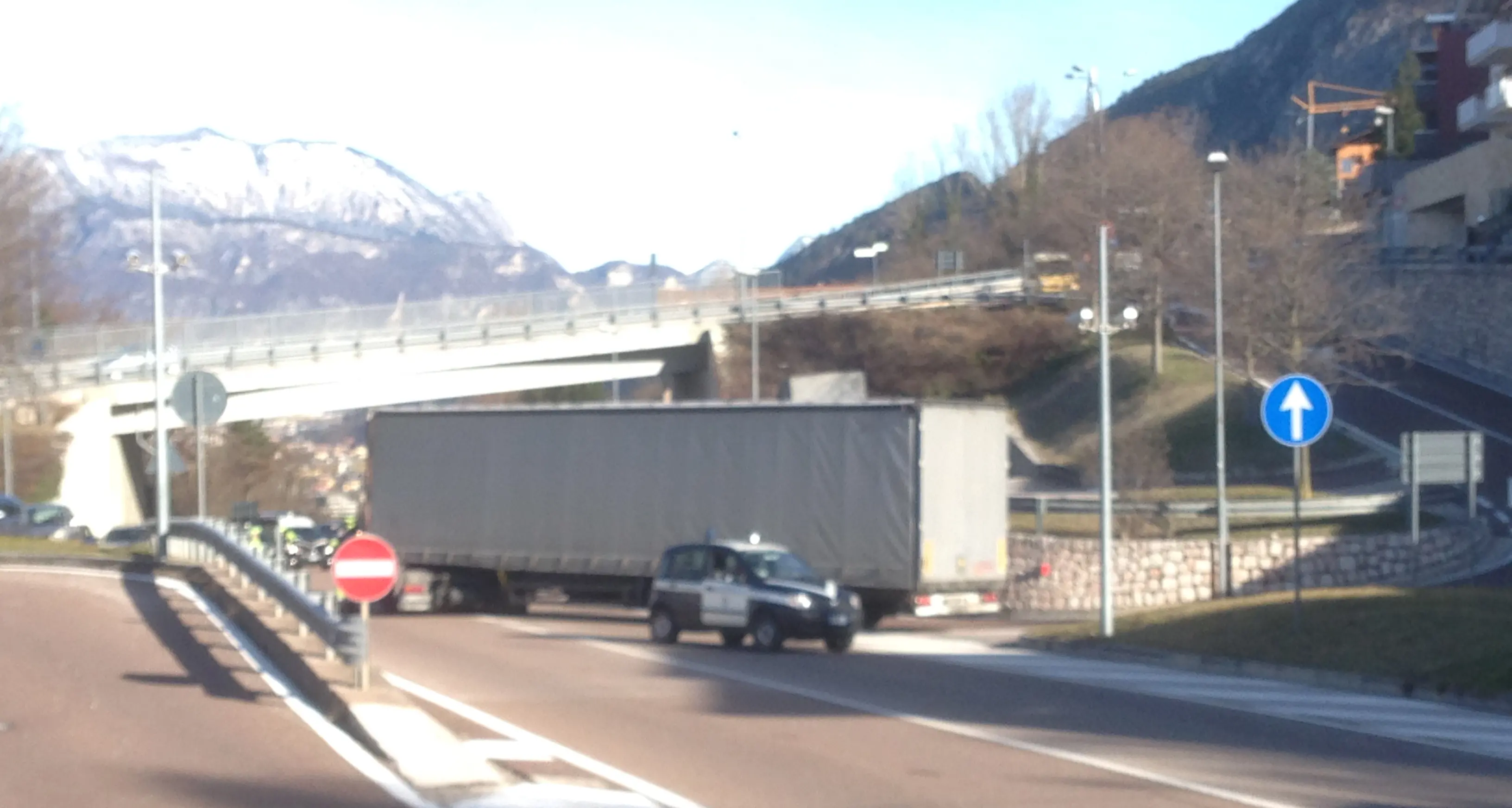 Un Tir in panne di traverso sulla Valsugana Pesanti disagi al traffico al bivio per Martignano