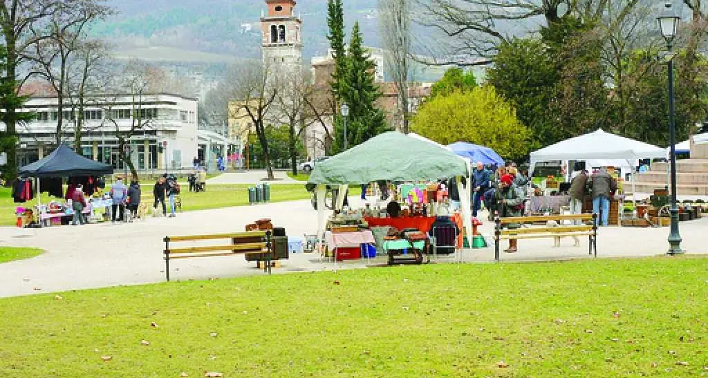 Bagni del bar occupati: fa la pipì in piazza Dante e prende 109 euro di multa