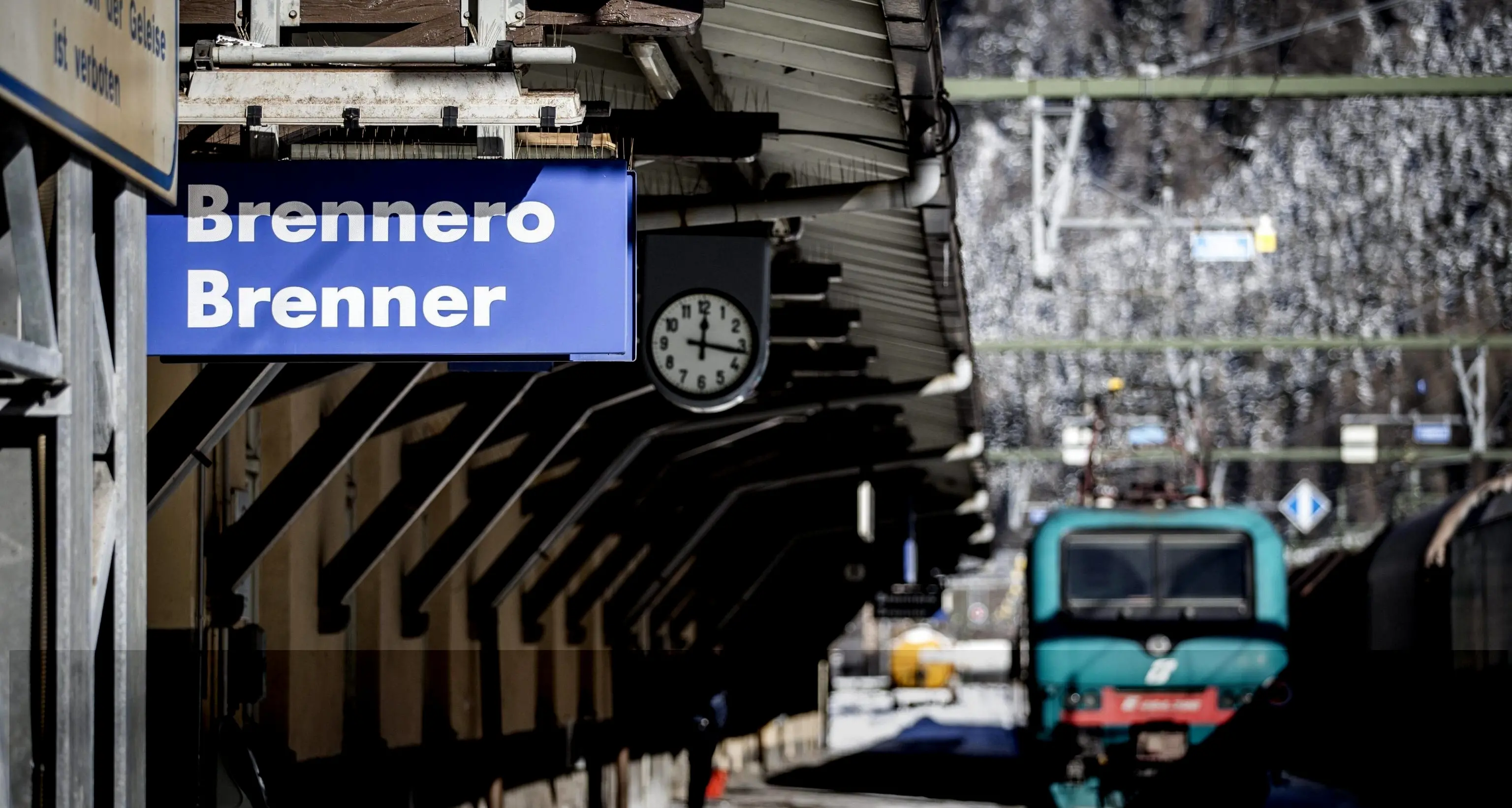 Tragedia al Brennero: profugo ucciso da una scarica elettrica su un treno merci