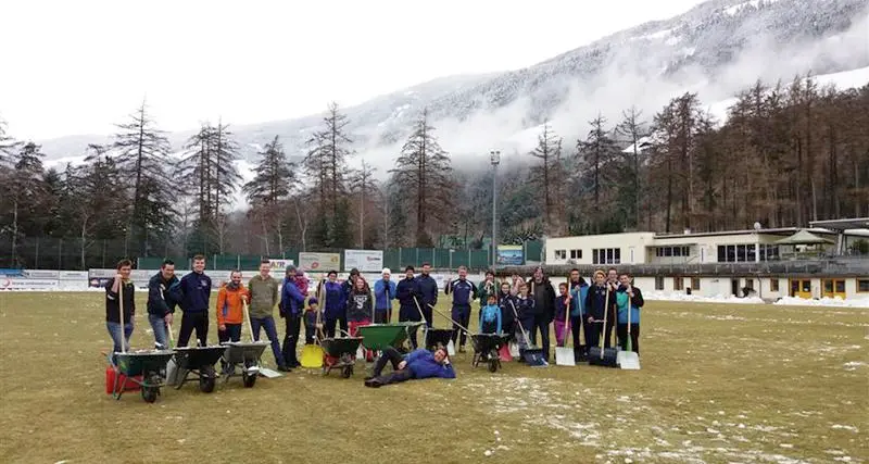 Non si spala più Il calcio si ferma