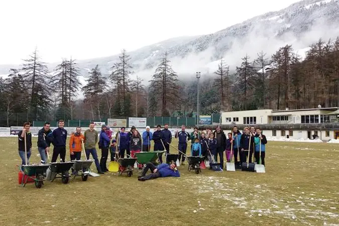 Non si spala più Il calcio si ferma