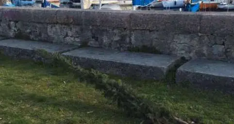 Scolaresca «devasta» Porto S. Nicolò