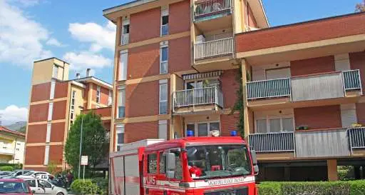 Padella sul fuoco, in fiamme la casa