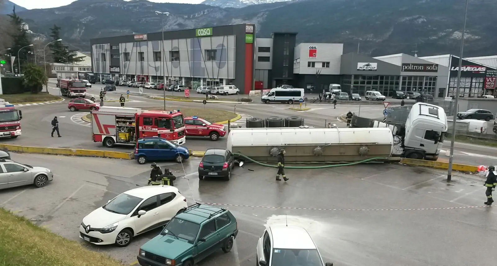 Un Tir si rovescia in via del Garda a Rovereto Rifiuti sulla strada e disagi vicino al Millennium