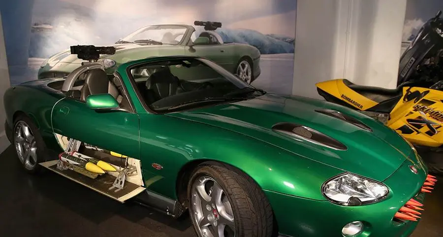 Auto come quella di James Bond, guardia giurata denunciata