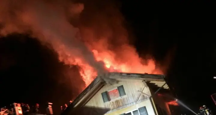 Incendio a Dardine di Taio: in fiamme una casa