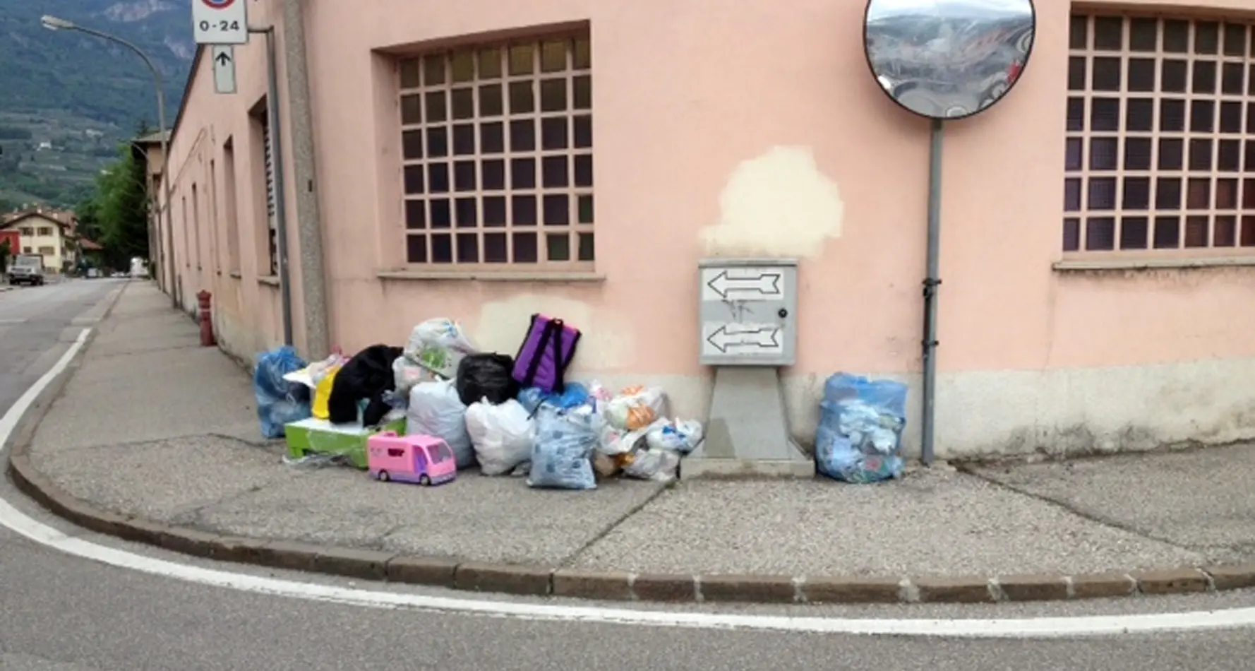 Rifiuti in strada, caccia ai furbi