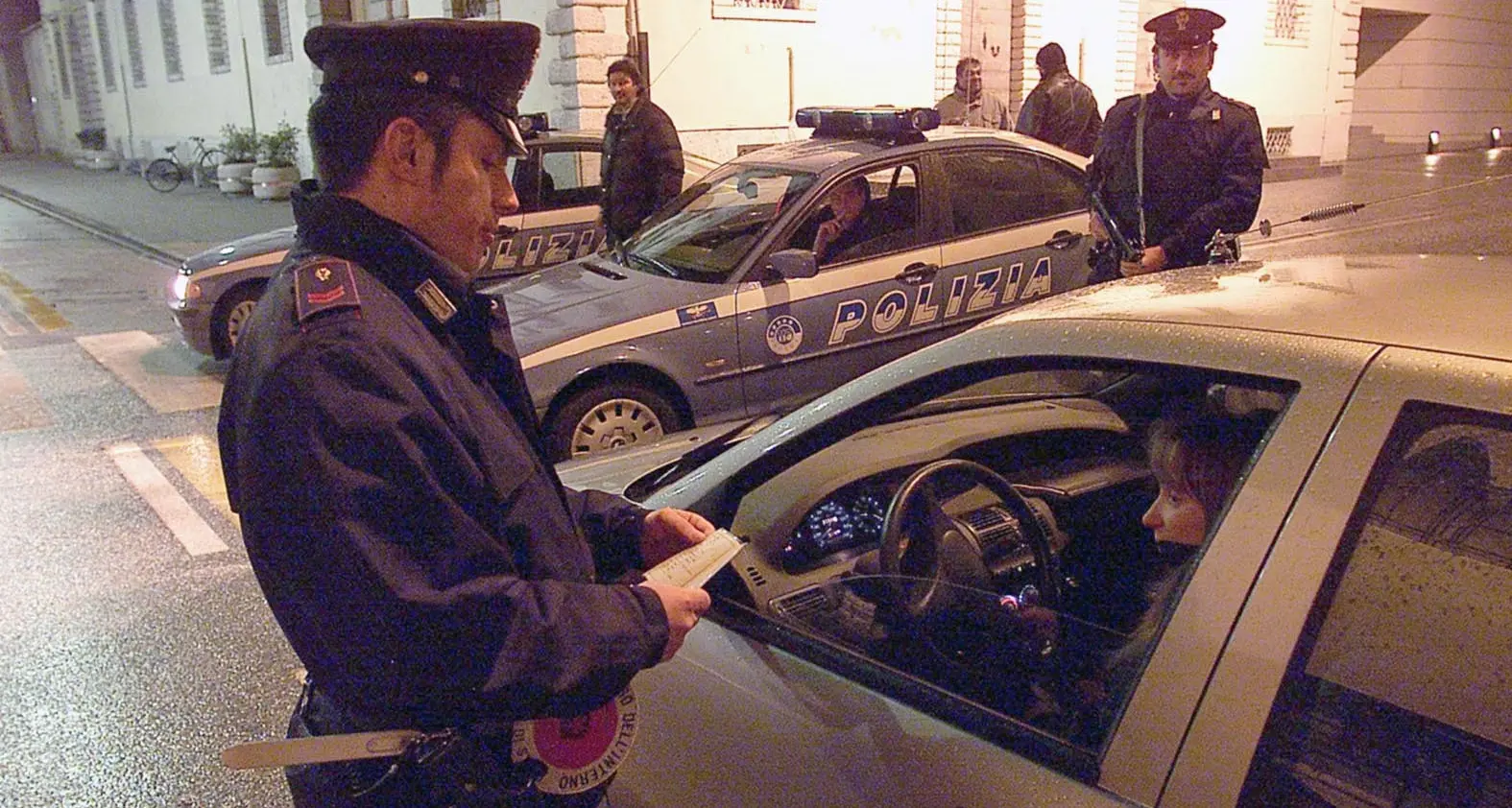 Non è più reato la guida senza patente, che diventa illecito amministrativo