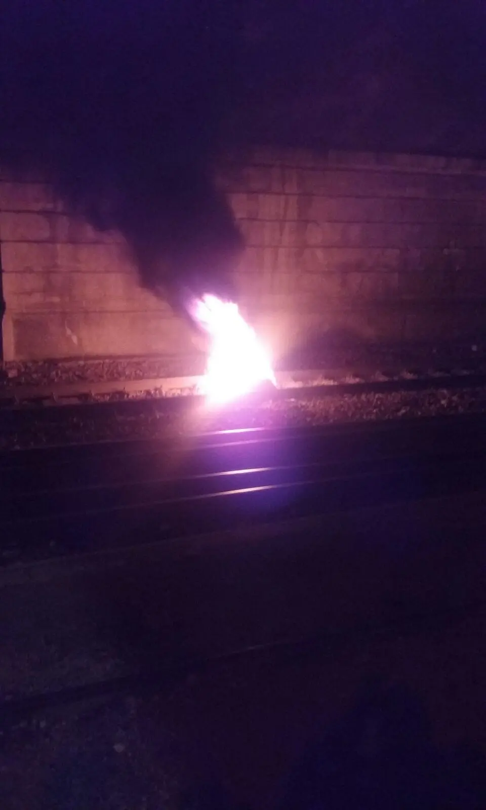 Copertoni bruciati sulla linea ferroviaria