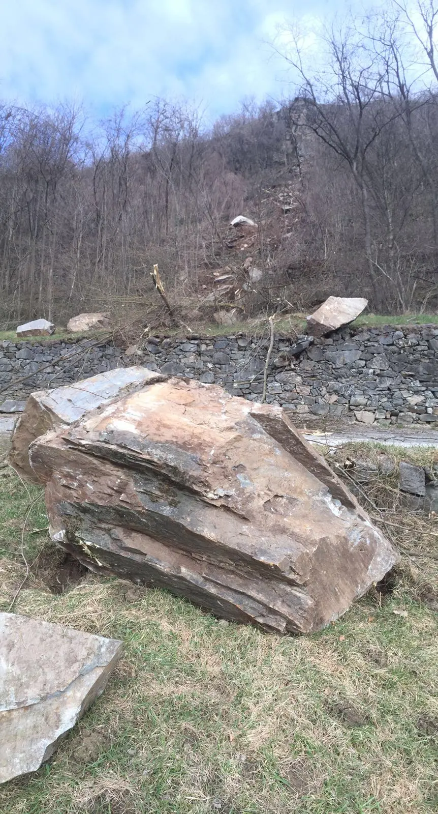 Frana tra Pergine e Visintainer. Chiusa la strada, geologi al lavoro