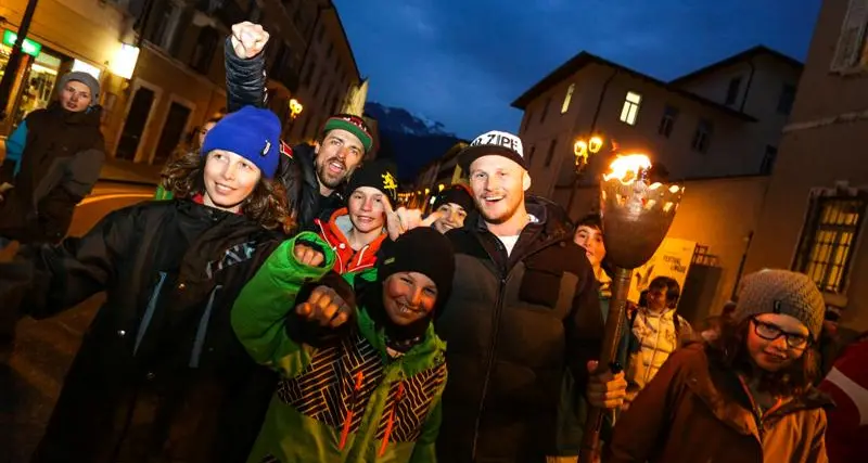 L'azzurro Marco Tomasi tedoforo al Trofeo Topolino di snowboard
