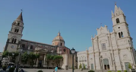 Abbandona ordine religioso e ruba soldi