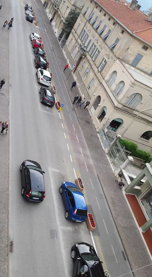 Spariscono i parcheggi ma tornano le auto