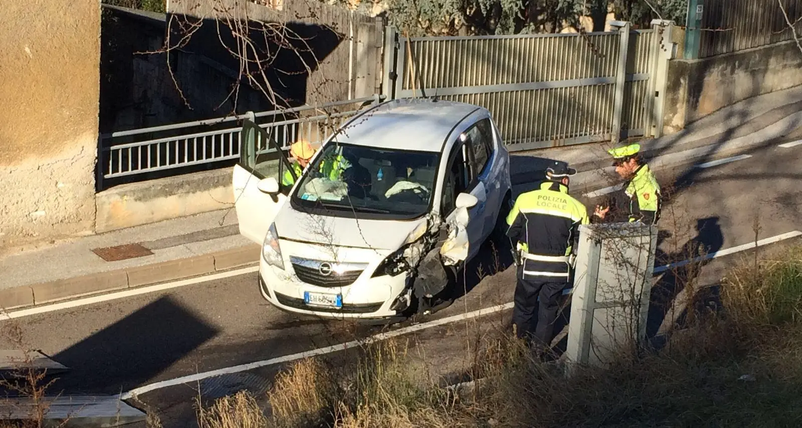 Incidente in via Missioni Africane Traffico rallentato verso il centro