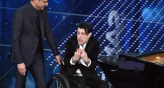 Ezio Bosso al pianoforte emoziona la platea di Sanremo - Video