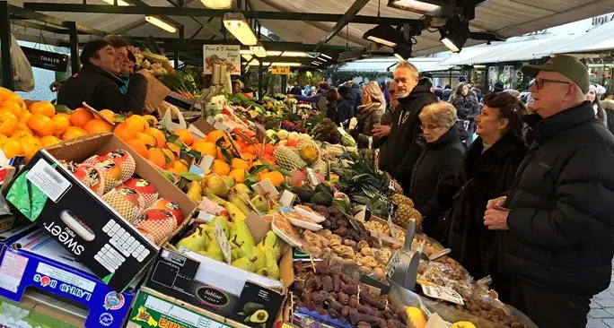 Bolzano: mercato di piazza delle Erbe addio ai banchi che vendono frutta secca