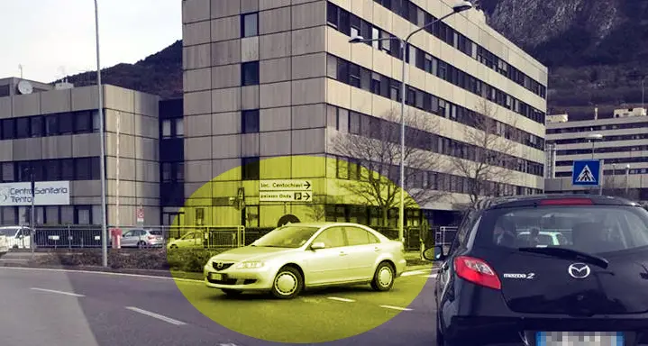 Ancora un'automobile contromano Stavolta alla rotatoria di Trento Nord