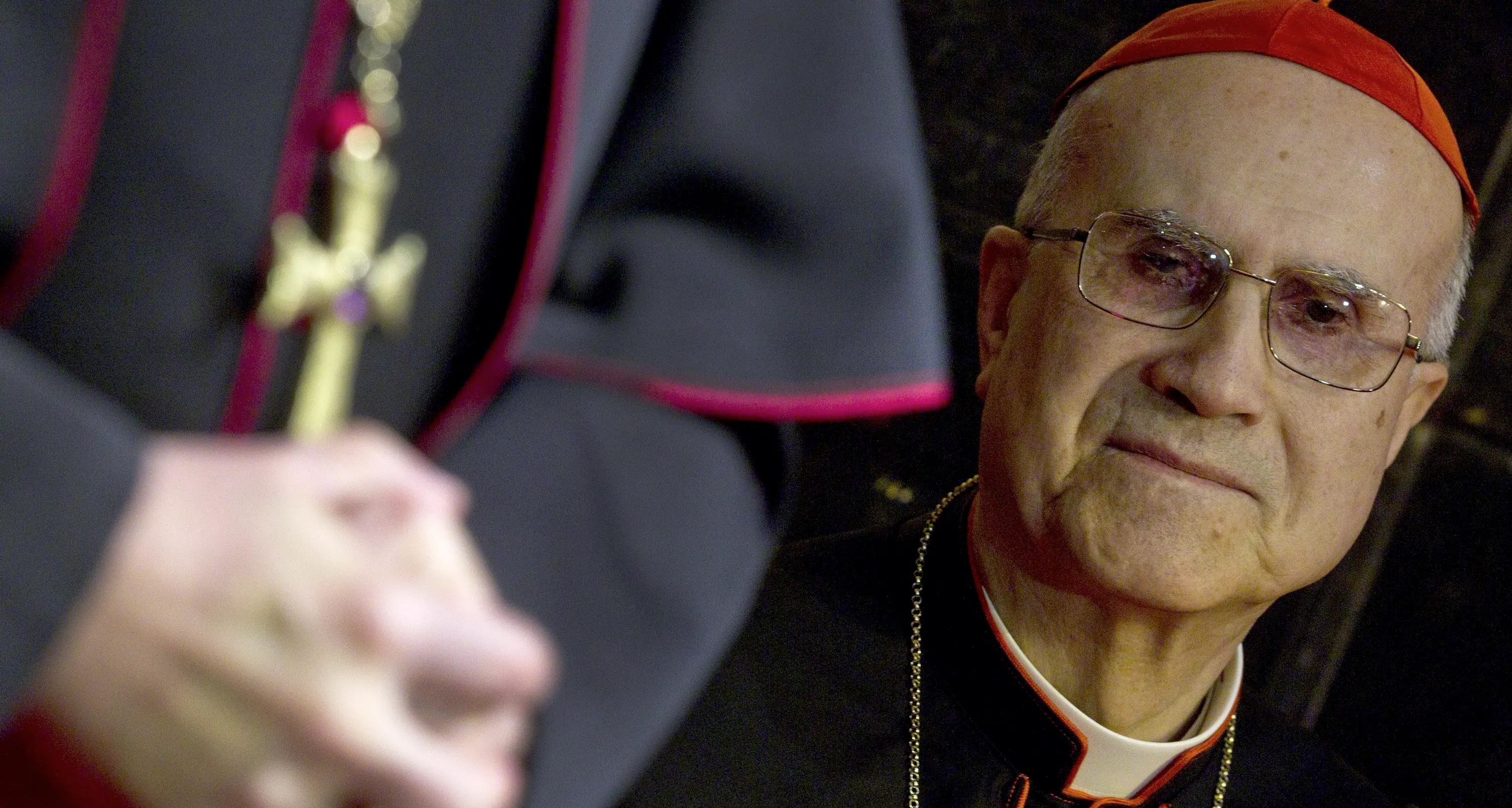 Il libro sulle spese pazze in Vaticano L'attico di Bertone e i vestiti su misura