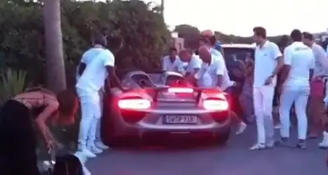 Sfascia una Porsche da un milione di dollari