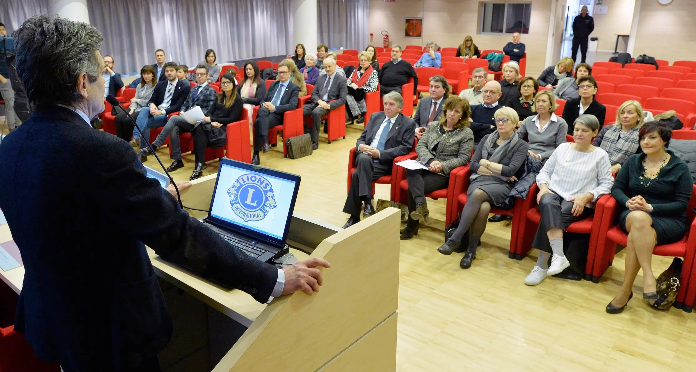 Club Lions, consegnate le targhe in braille per l'ospedale