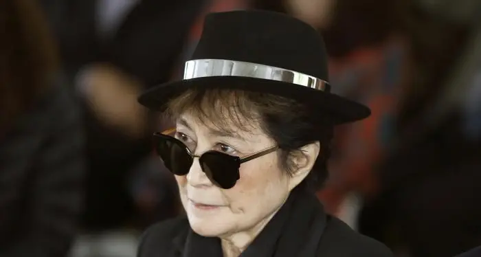 Usa, Yoko Ono in ospedale