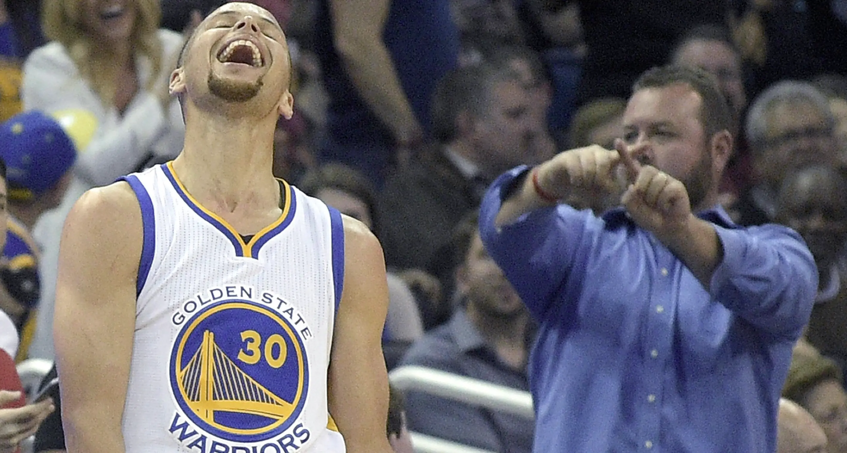 Stephen Curry sigla un record straordinario Cecchino da 51 punti e una tripla per 128 settimane