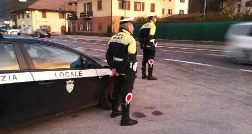 Avvicina una ragazzina: «Ti pago se sali in auto»