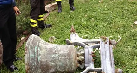 Maltempo: fulmine abbatte una campana