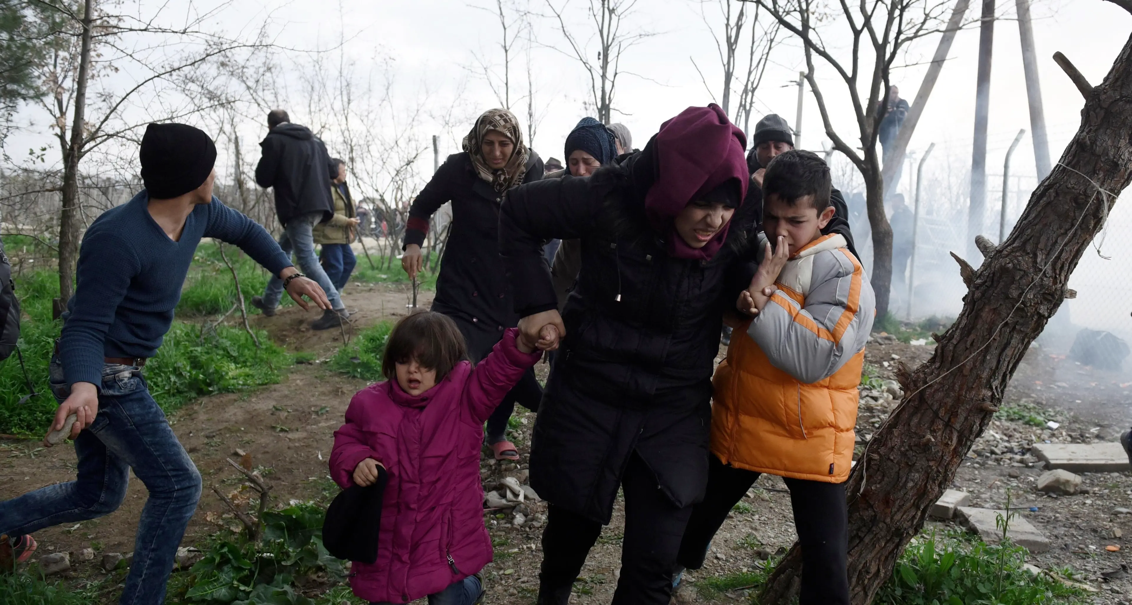 Macedonia, i profughi sfondano la barriera al confine greco