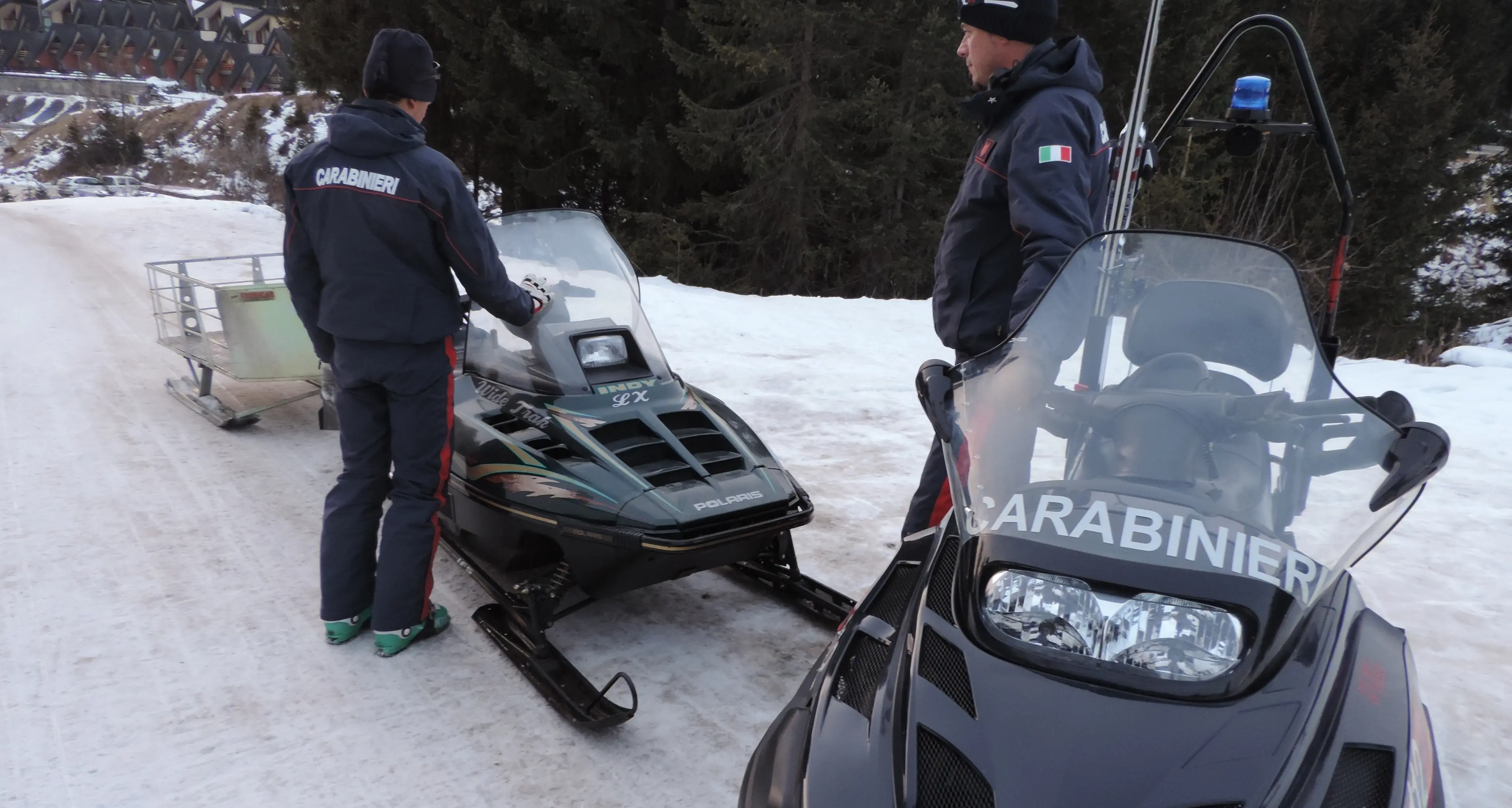Motoslitte in pista di notte a Campiglio, tre persone nei guai