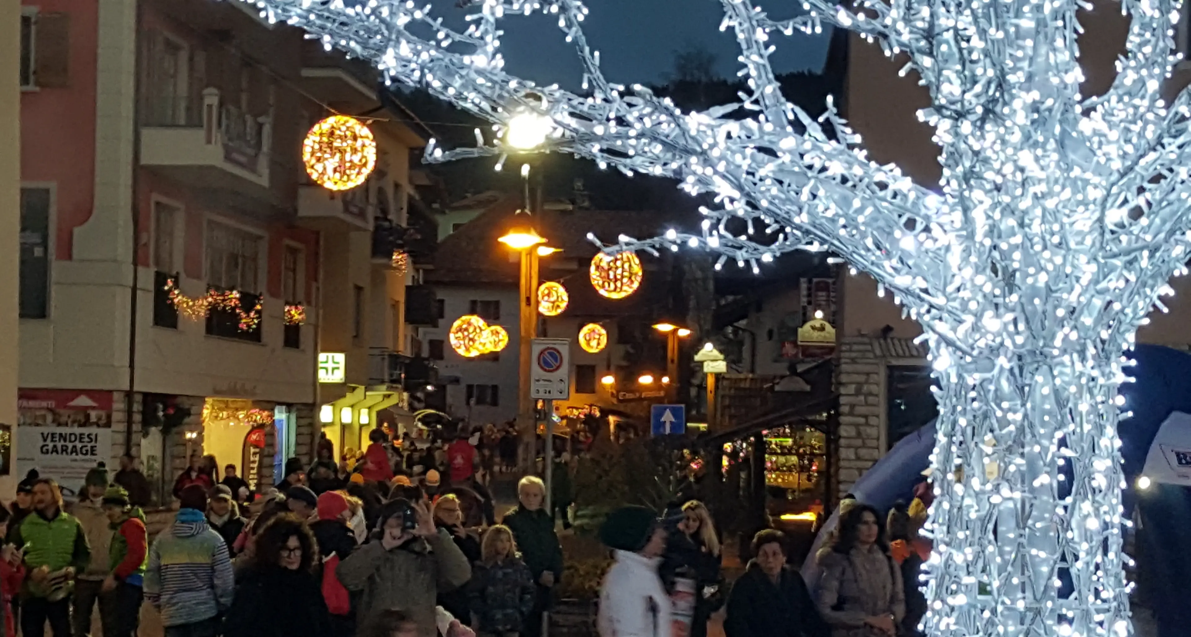 Alpe cimbra da record, turisti catturati sui social