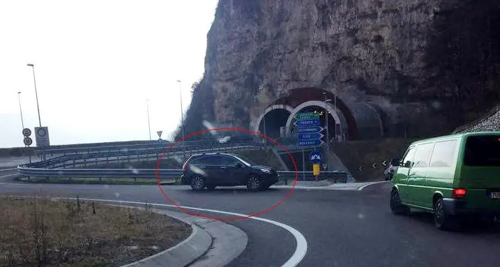 Ci risiamo: auto contromano allo svincolo di Mezzolombardo