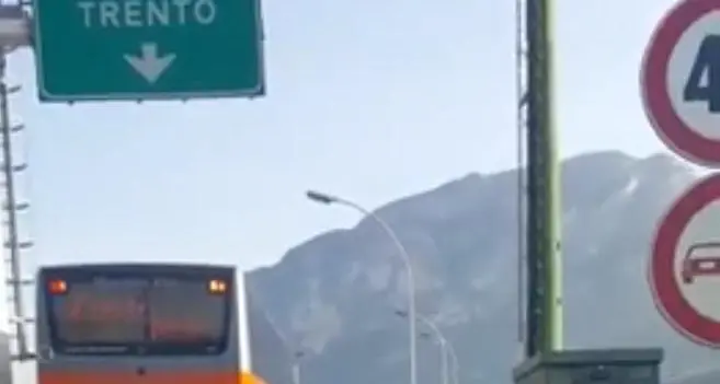 Il pullman esce contromano dallo svincolo del casello A22