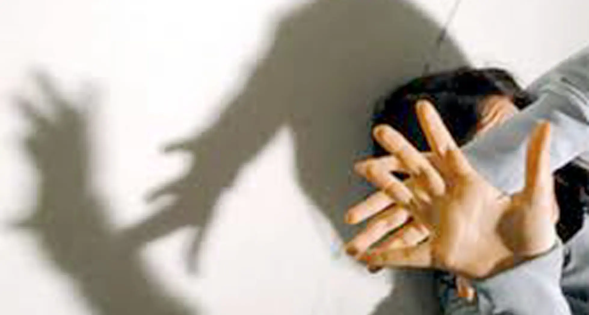 Picchiata e stuprata per 7 anni dal compagno Arrestato un 31enne residente in Trentino La donna, malata di cancro, alla fine l'ha denunciato
