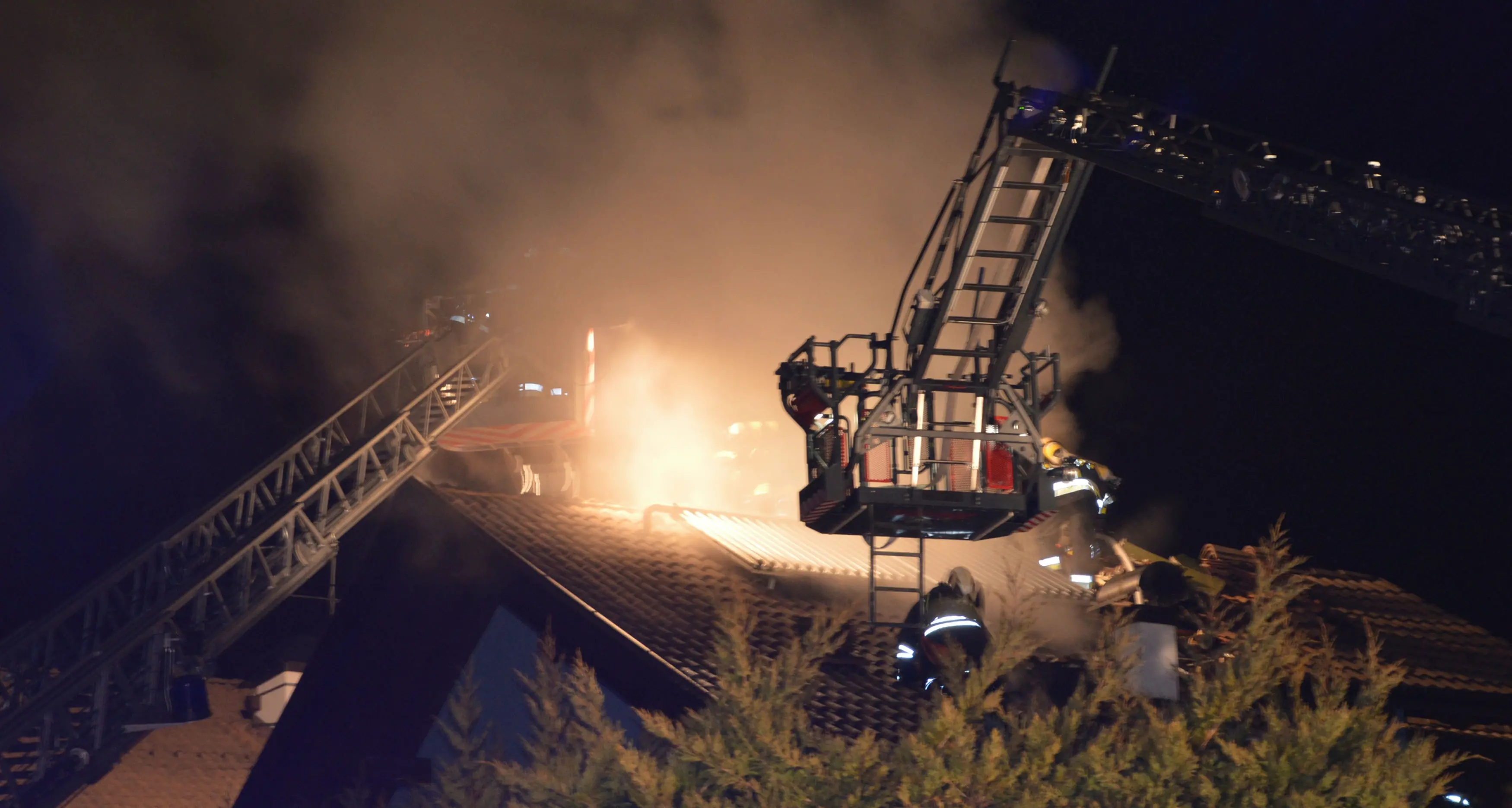 Civezzano, in fiamme il tetto di una casa