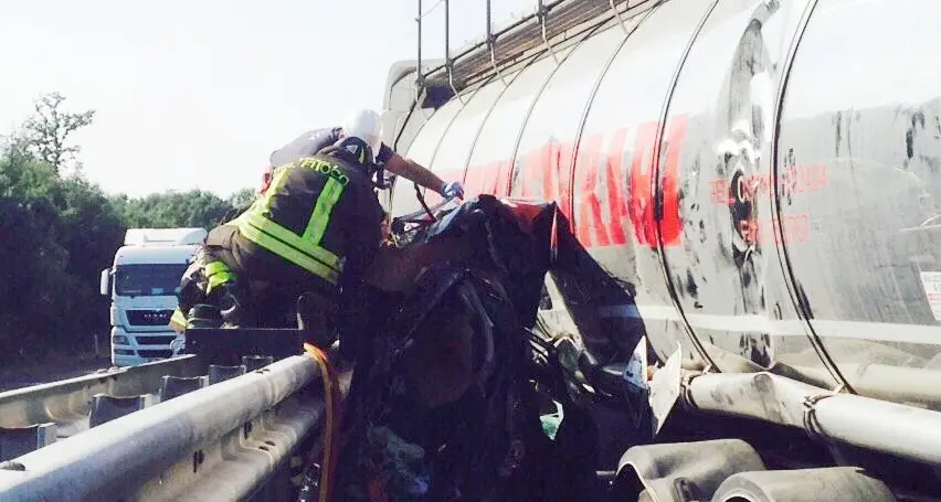 Tir si ribalta sulla statale Brindisi-Bari: tre morti e feriti gravi