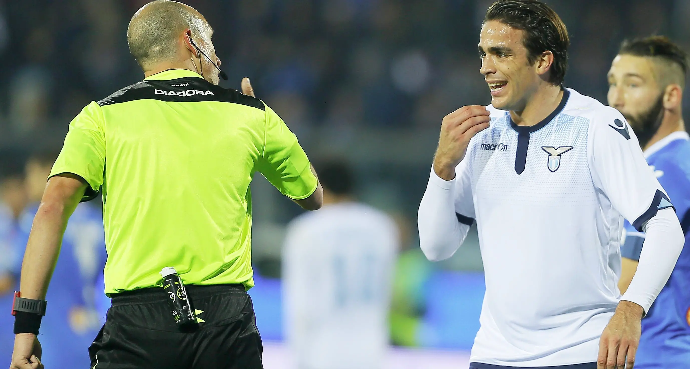 Feroce contestazione dei tifosi della Lazio Depositati sacchi di letame davanti a Formello