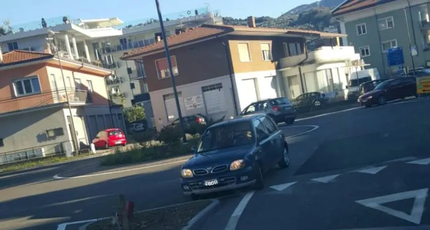 Riva, contromano in rotatoria L'auto non sa più che fare