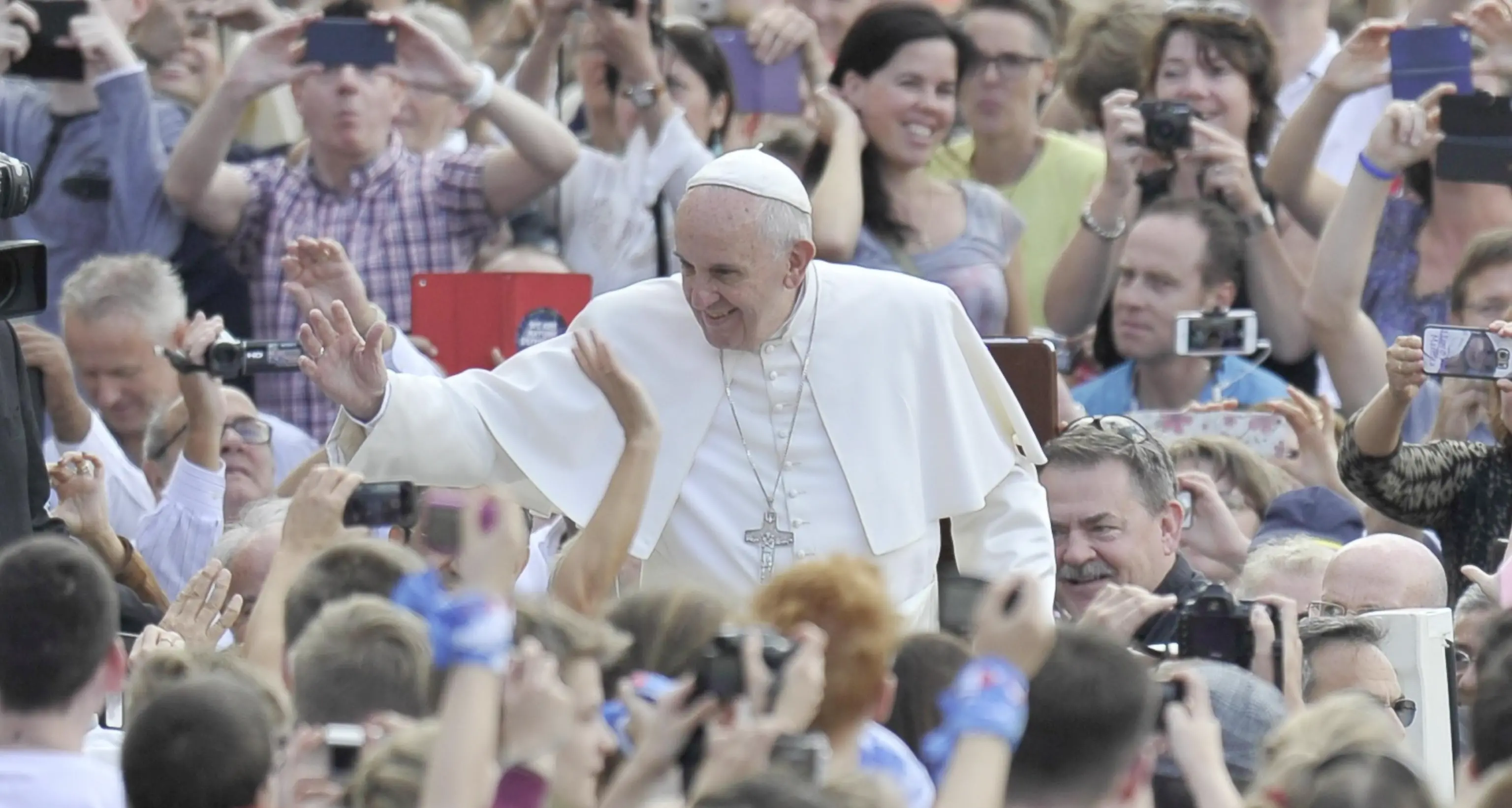 \"Il Papa ha un tumore\" Lo sgomento dei fedeli in piazza San Pietro