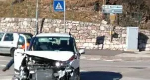 Martignano, scontro frontale tra due auto all'incrocio
