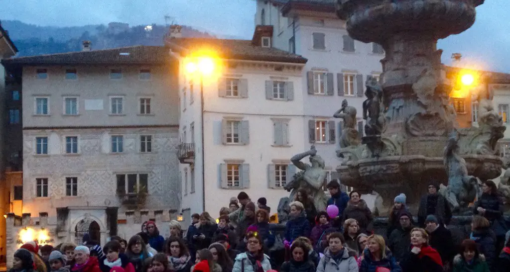 Trento dice no alla violenza sulle donne e ricorda le donne migranti