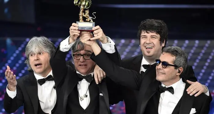 Gli Stadio trionfano a Sanremo Bolle balla i Queen, Zero mattatore