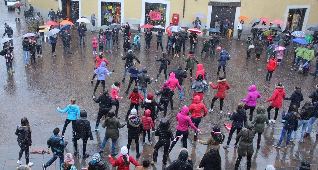 Un flash mob sotto la neve contro la violenza sulle donne