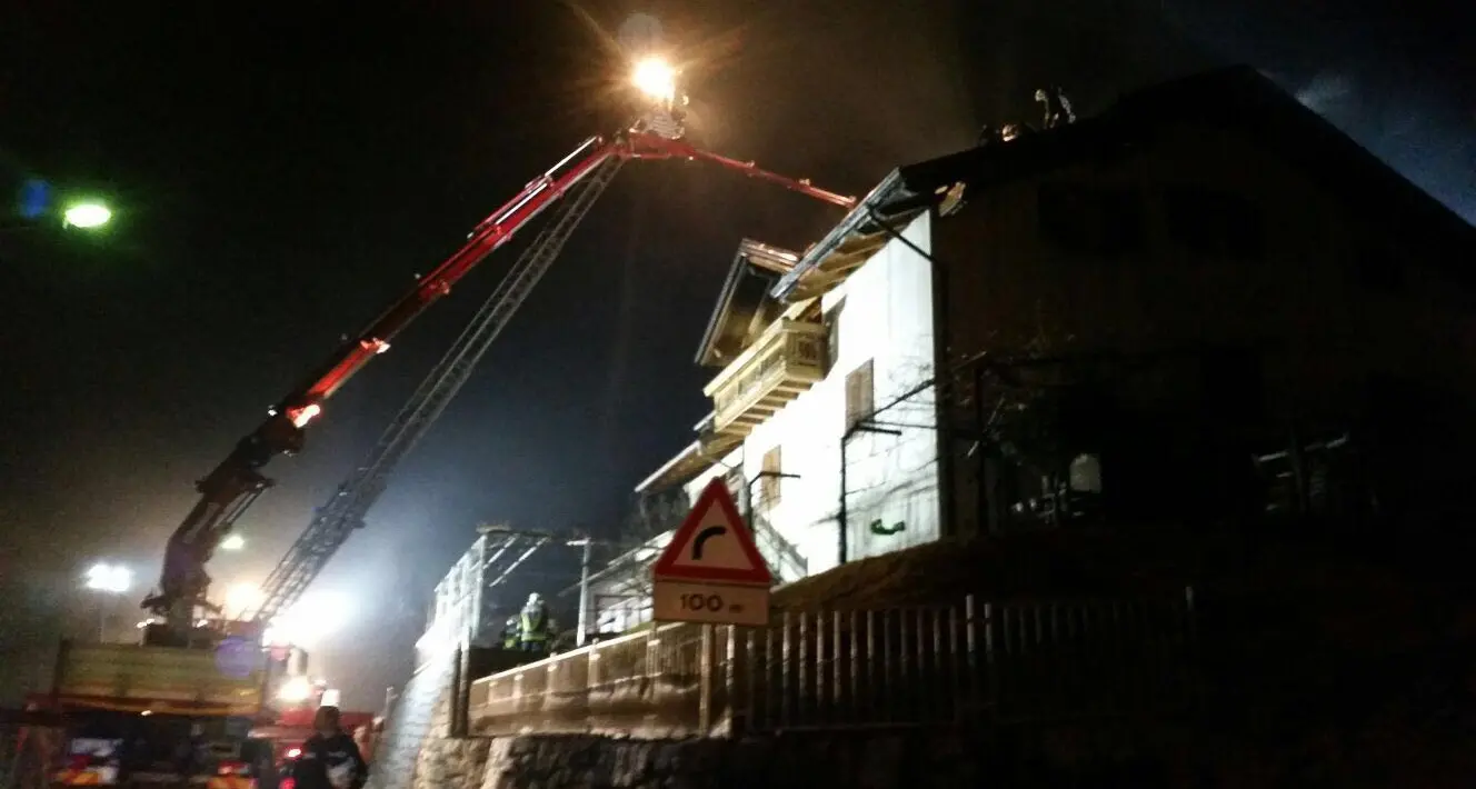 Tetto in fiamme a Tomaselli di Strigno