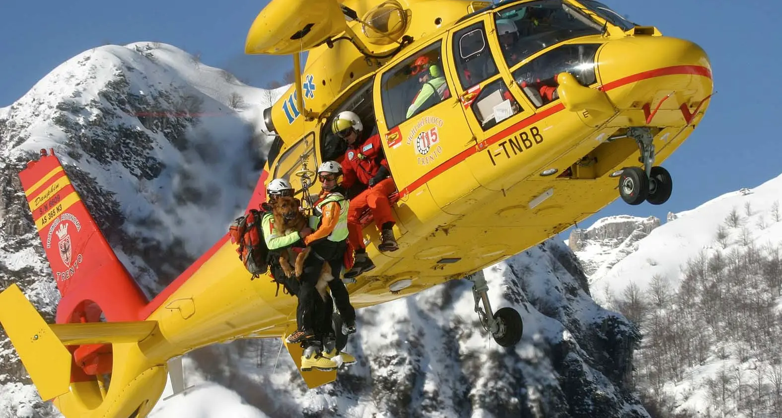 Carega, cade ne canalone Recuperato dall'elicottero