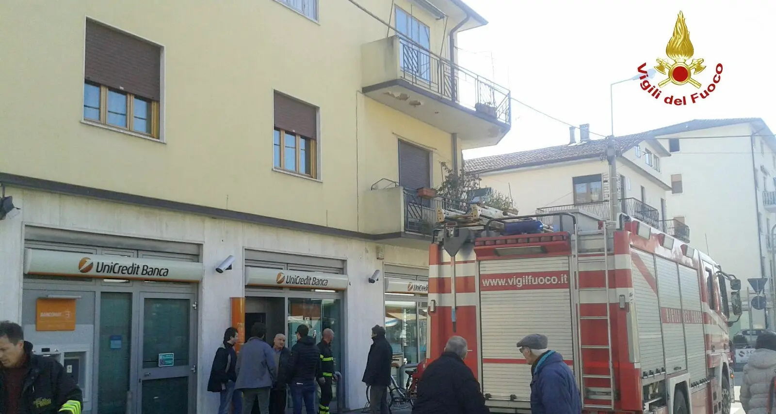 Bambina di 2 anni si chiude nella cassaforte della banca