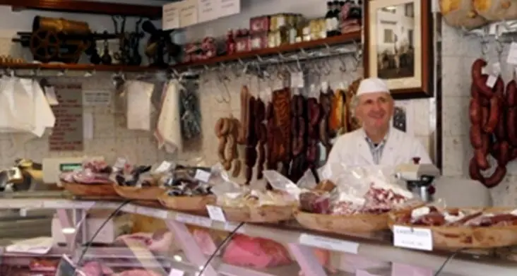 I ladri di speck svaligiano la macelleria E si concedono pure lo spuntino notturno