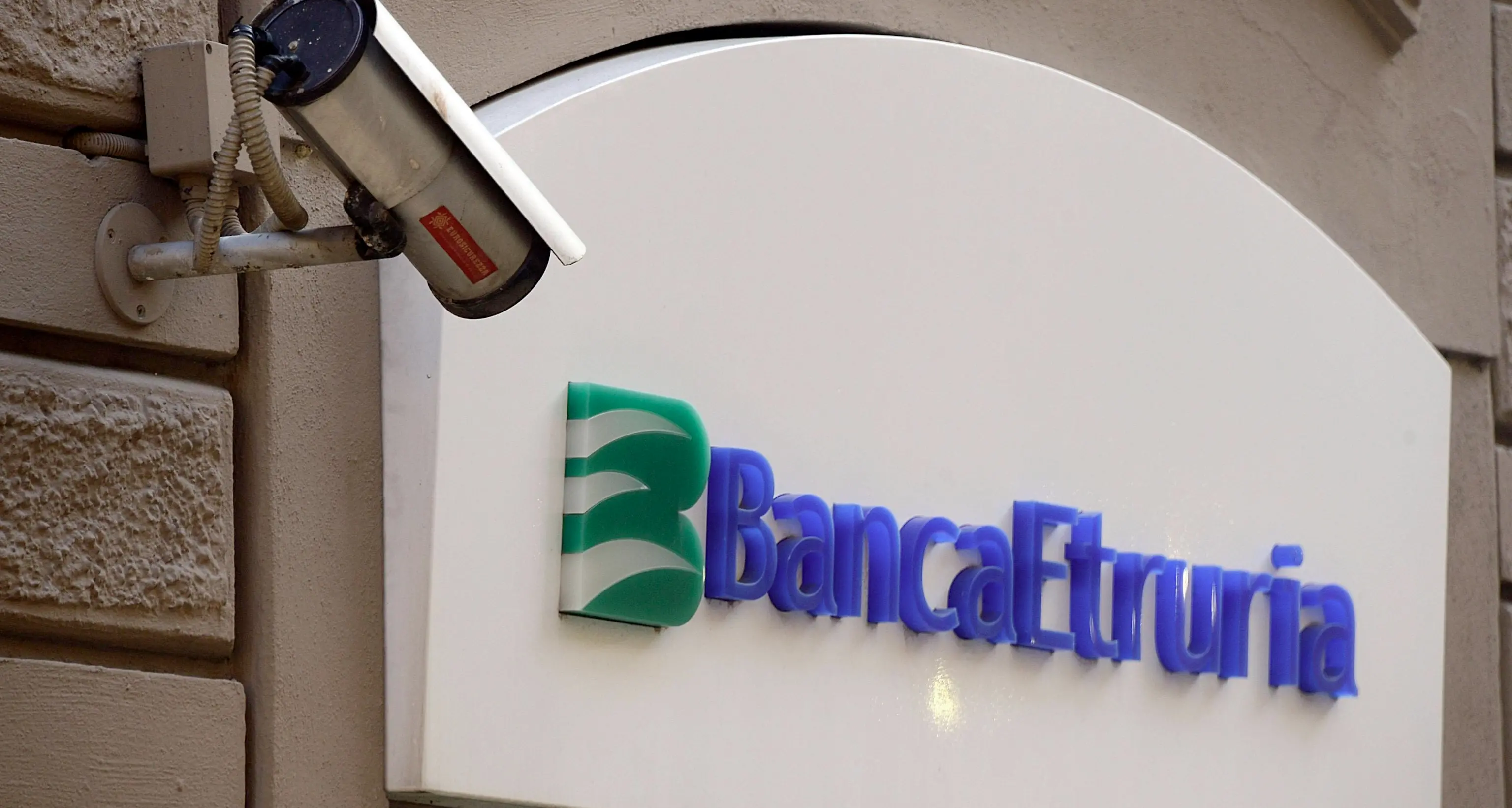 Una donna di 92 anni contro Banca Etruria