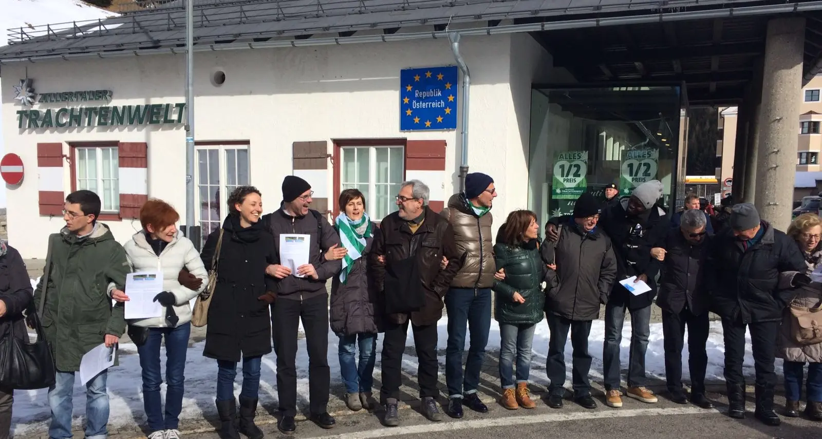 «Un Brennero che unisce», la catena umana contro il blocco deciso dall'Austria